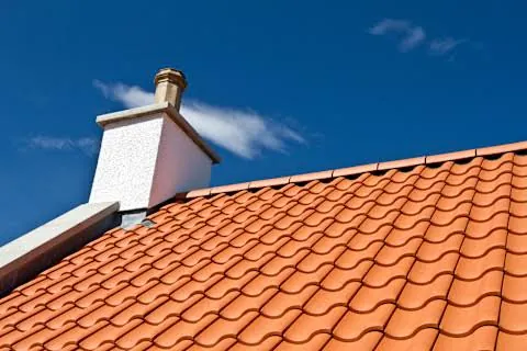 Détail d'une couverture en tuiles rénovée