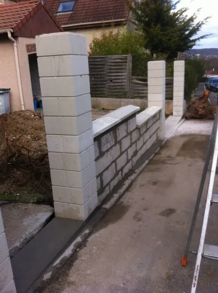 Montage de piliers et d'un muret avant pose d'un portail